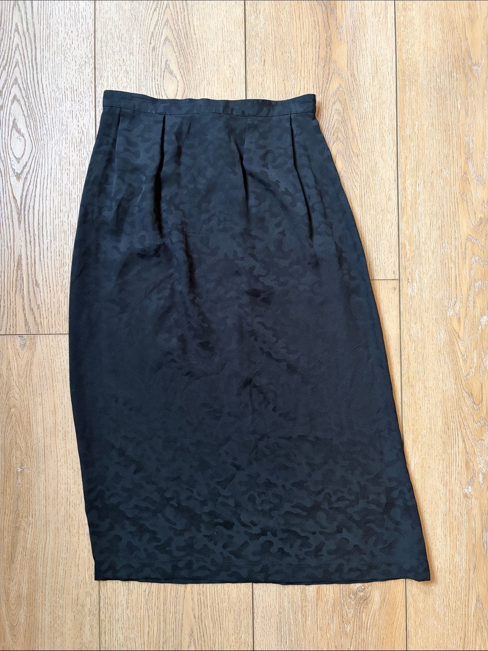 American Vintage | 100% silk Black midi skirt with a zipper and button closure